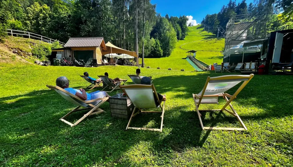 Bled pred poletnim vrhuncem z novimi ureditvami: več prostora za oddih, manj obremenjena obala