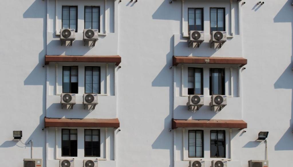 Hladite stanovanje s klimo? Pazite na nastavitev, ki lahko škodi zdravju in denarnici