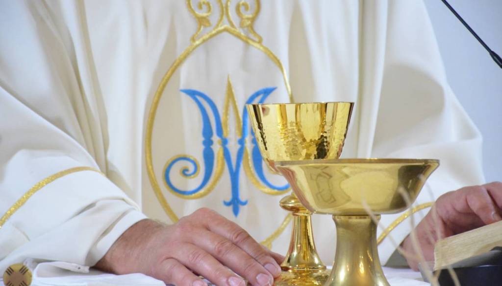 Pet novomašnikov za Katoliško cerkev, trije so duhovniško posvečenje prejeli v Ljubljani