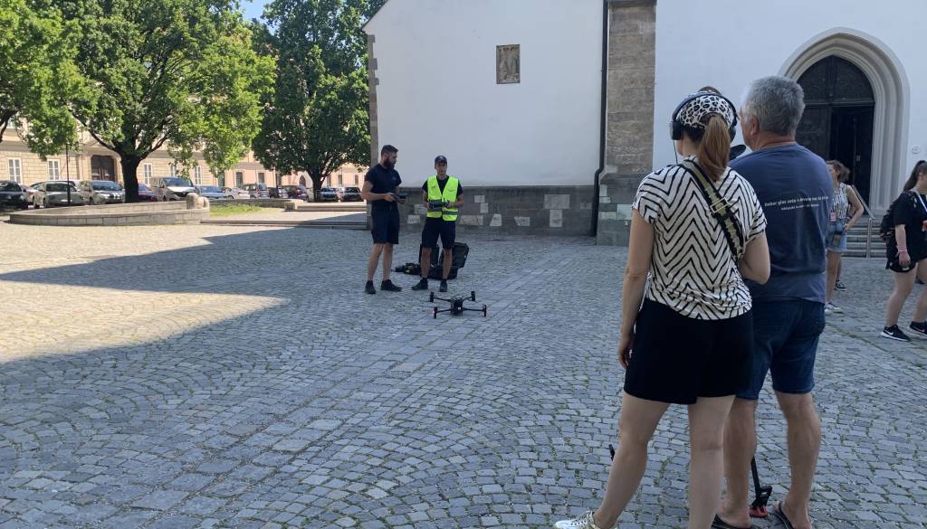 FOTO: Na mariborskih trgih merili vročino, drevesa naredijo veliko razliko