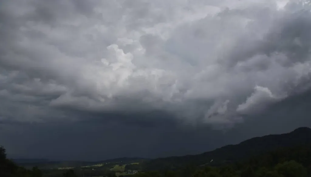Približujejo se vročinske nevihte, za del Slovenije že velja vijolično opozorilo
