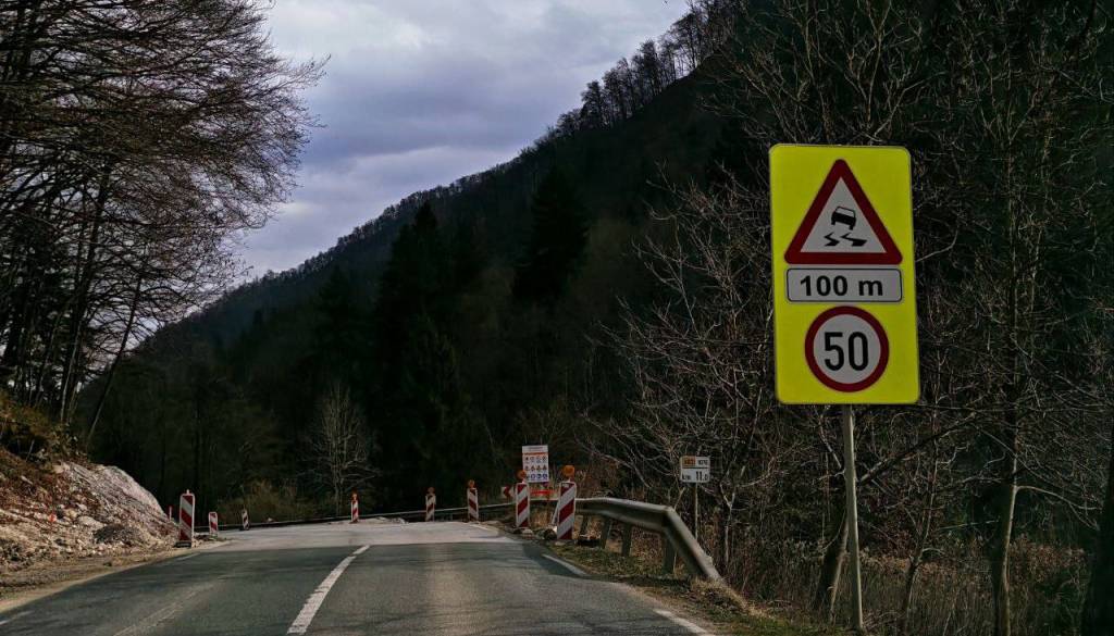 Na Gorenjskem prihaja val cestnih obnov: preverili smo, kje bodo največje zapore in kako dolgo bodo trajale
