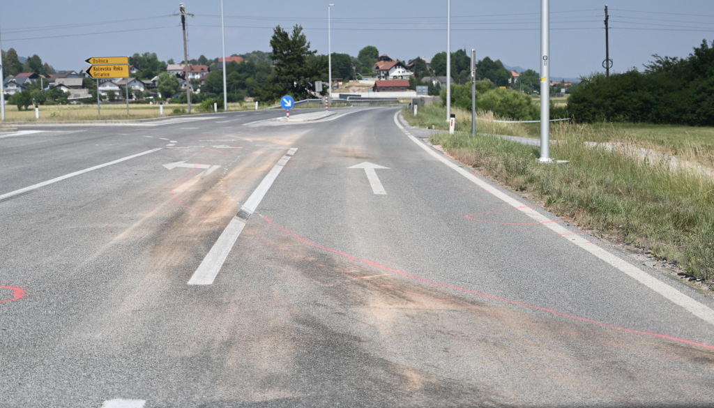 FOTO: Sveče, sledi trčenja in tišina po tragediji na Dolenjevaškem polju