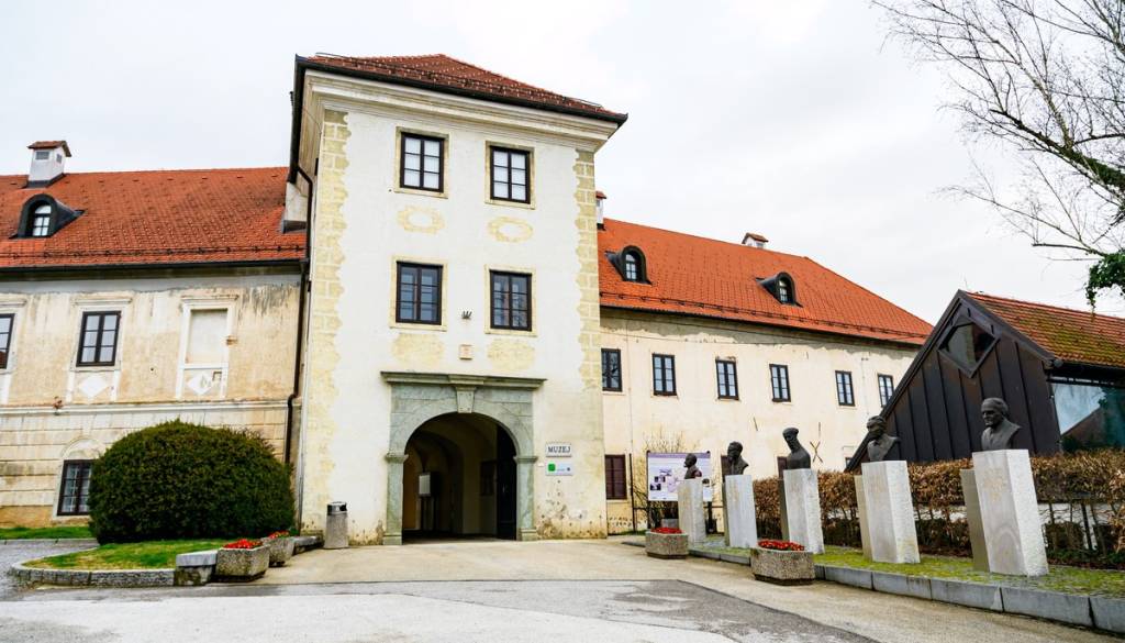 V Metliki močno zvišali sejnine. Nekateri bodo prejeli skoraj 40 odstotkov več