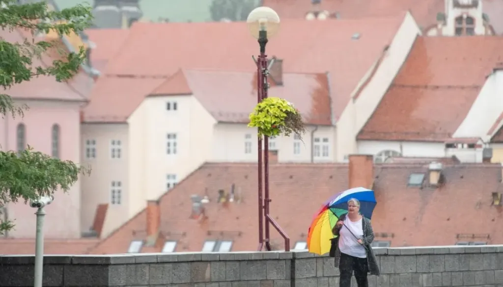 Danes dež in nevihte, nato sledi občutna sprememba vremena