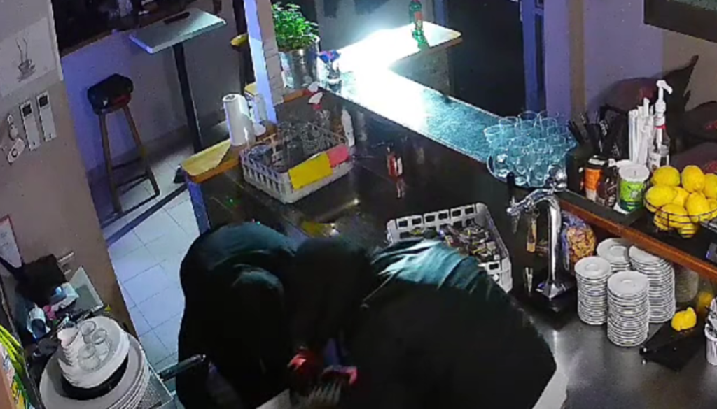 VIDEO: Zakrinkana roparja ujela kamera v ljubljanskem lokalu, lastniki po kraji: »Pogrešamo košaro za kozarce«