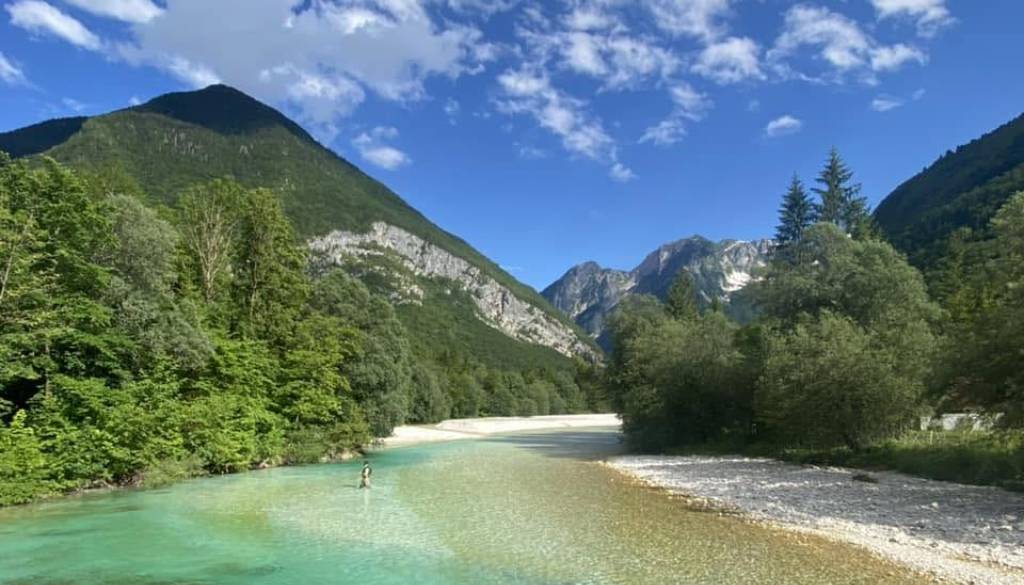 Plačljivo parkiranje, a polna stranišča? Obiskovalec opozoril na razmere pri Velikih koritih Soče