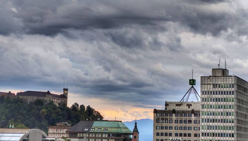 Za Ljubljano in okolico velja vijolično opozorilo, ponekod po Sloveniji že padala toča