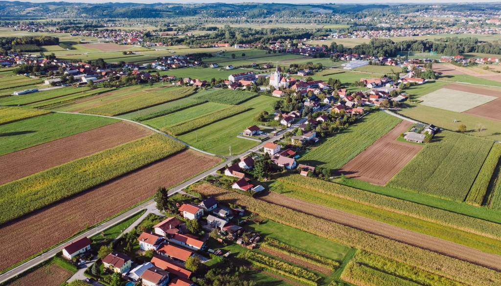 Ste vedeli? V tej občini mladi dobijo denar za prevoz, prvi dom, rojstvo otroka in celo za doktorat