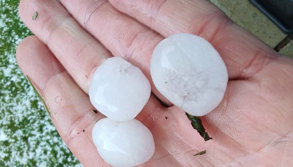 Za Gorenjsko velja vijolično opozorilo, ponekod že pada toča