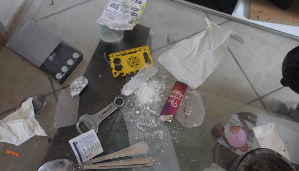 Policisti pri 70-letniku našli kokain, heroin, marihuano in kup gotovine