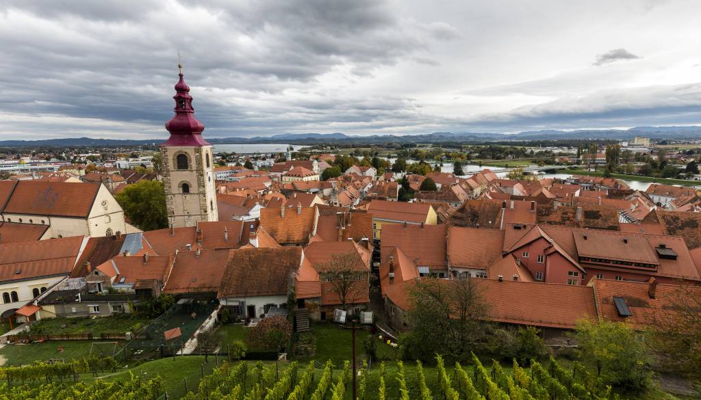 Vročino bo prekinila hladna fronta, obeta se burno nevihtno dogajanje