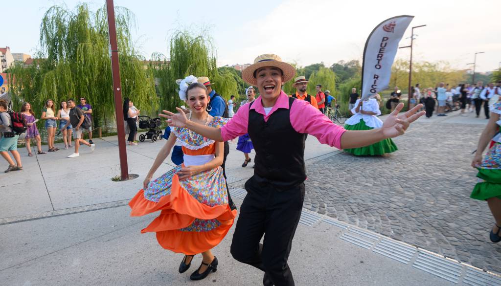 FOTO: Mariborske ulice preplavila pisana povorka folkloristov z vsega sveta