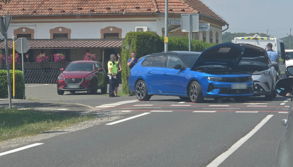 Nesreča v Nemčavcih, pri vključevanju na prednostno cesto počilo med avtomobiloma