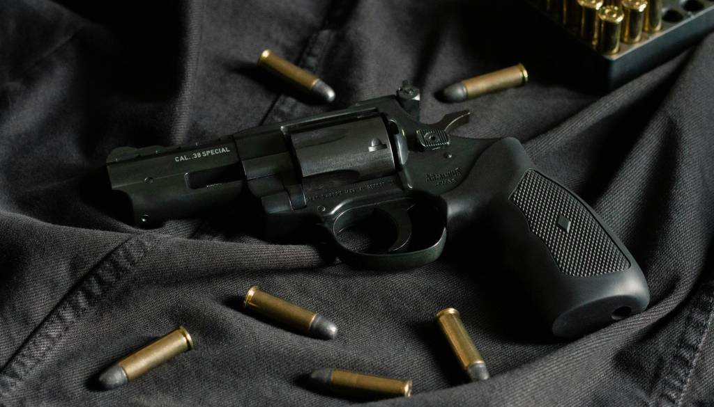 Šok med hišno preiskavo, pri mladoletniku zasegli skoraj 200 kosov streliva 