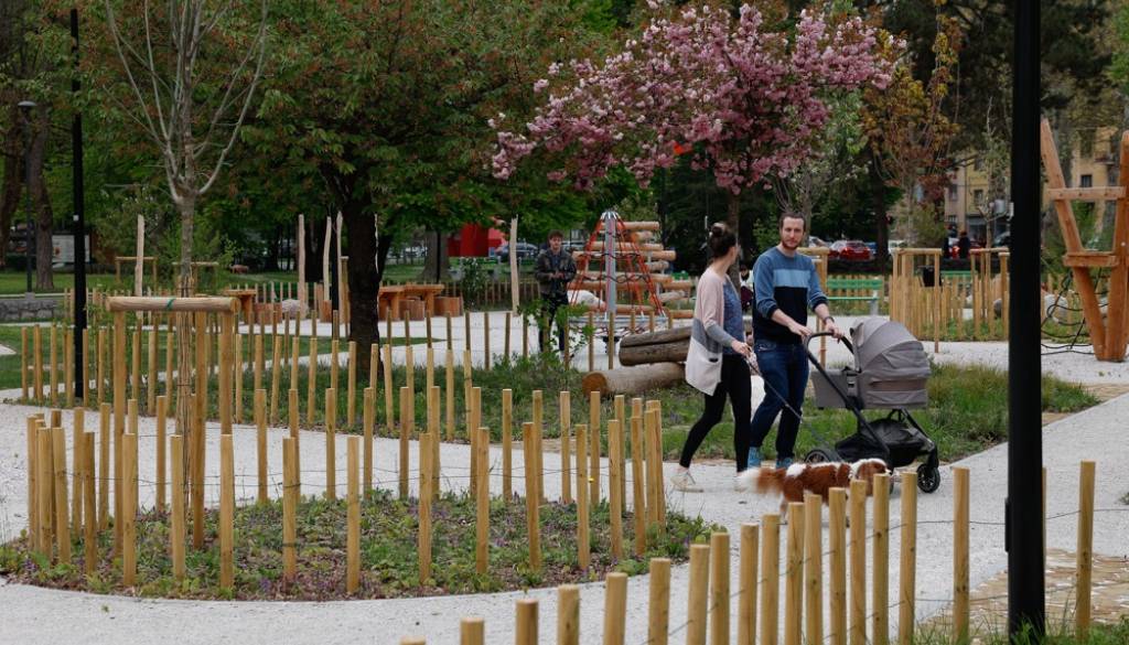 Psi brez povodcev in ‘zelena voda’, ki mami otroke: Novi Bloudkov park razburja starše