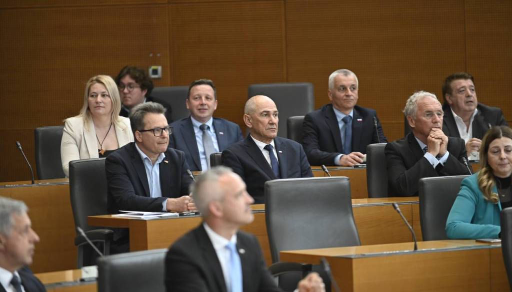 Ministrski ekipi zelena luč, Slovenija je dobila svojo 16. vlado