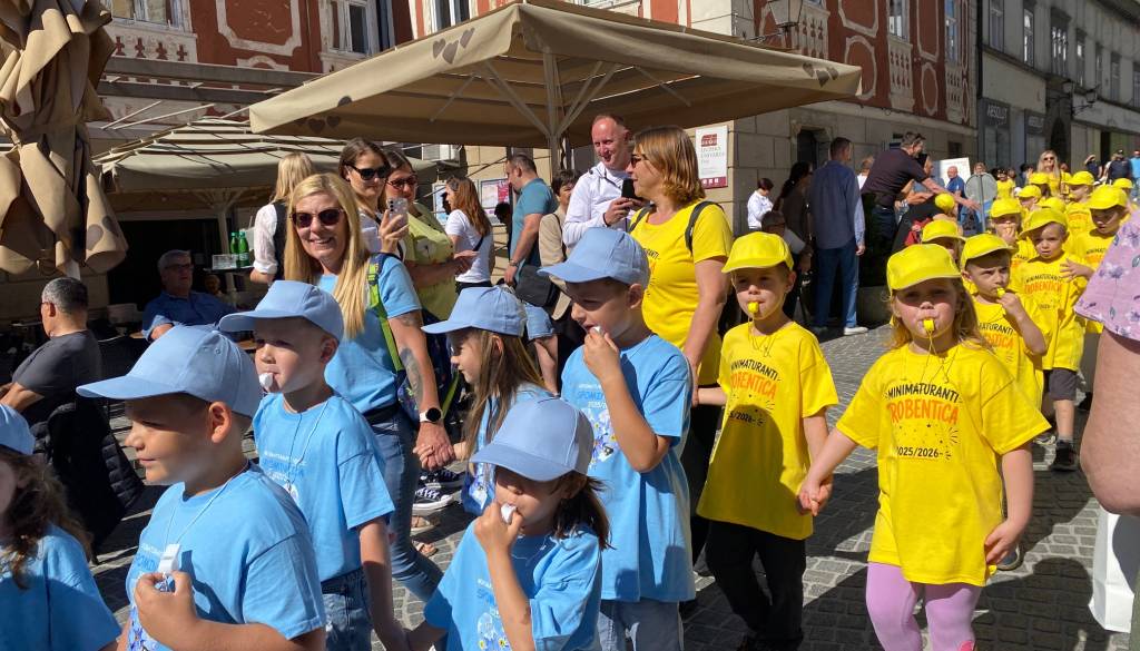 FOTO in VIDEO: Po ptujskih ulicah odmevalo žvižganje mini maturantov