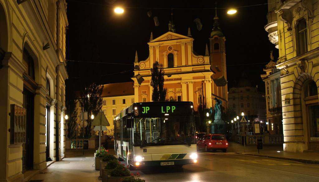 FOTO: »Bilo je veliko bolje kot danes«: Ljubljančani obujajo spomine na čase, ko so avtobusi vozili čez Tromostovje