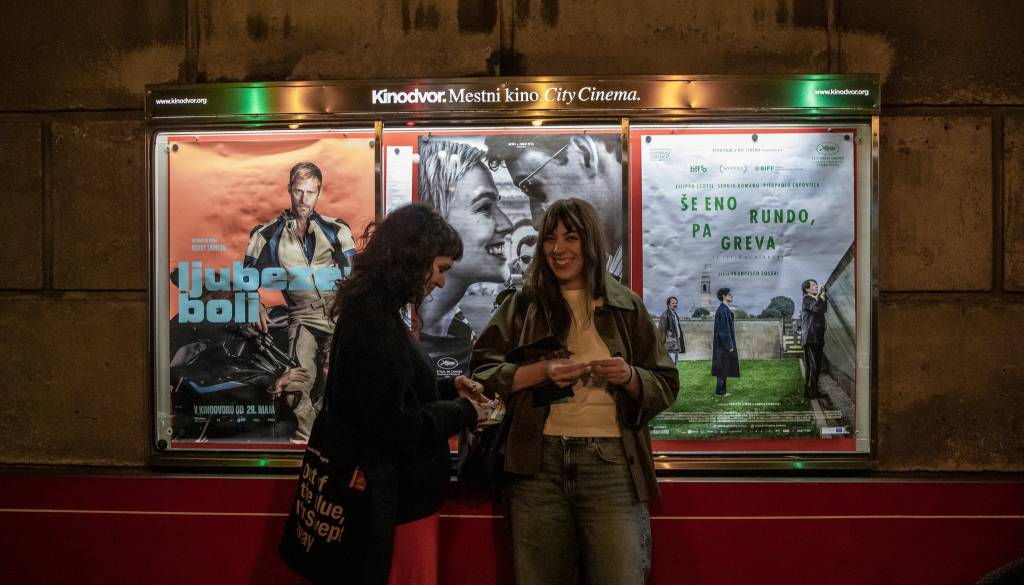 Poletni kino v Ljubljani navdušuje: Kinodvorišče prinaša premiere evropskih filmov pod zvezdami
