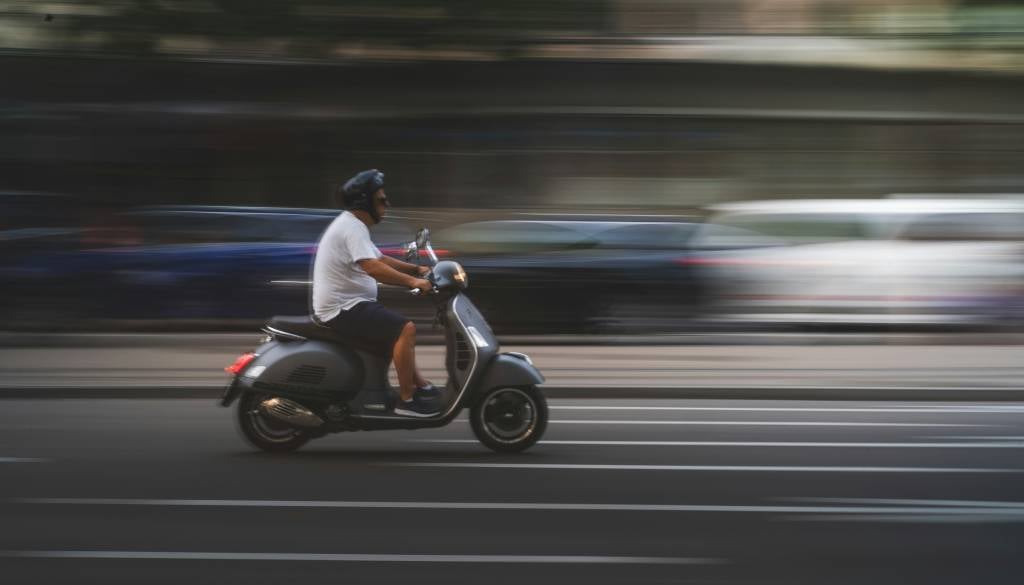 Policisti dobili mladoletnega voznika predelanega motocikla, ki je dosegel 109 kilometrov na uro. Taka kazen čaka lastnika
