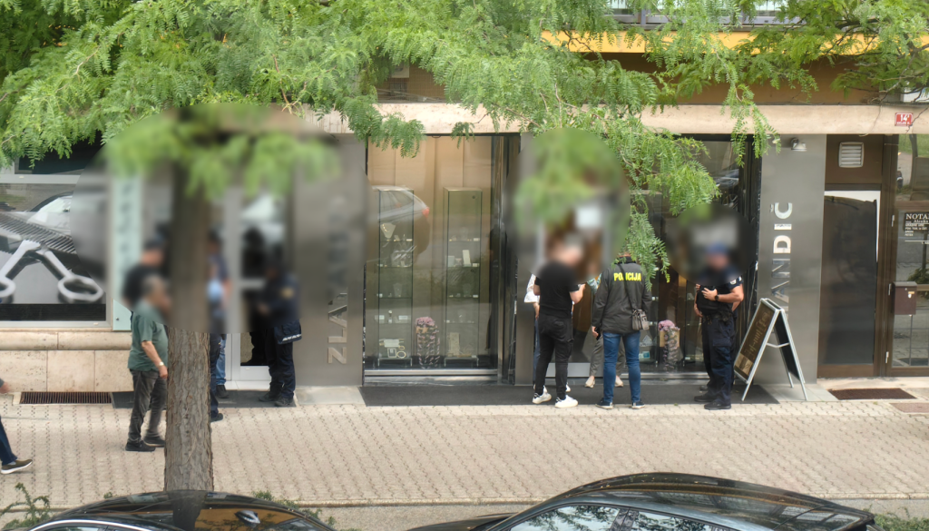 FOTO: V središču Murske Sobote naj bi oropali zlatarno