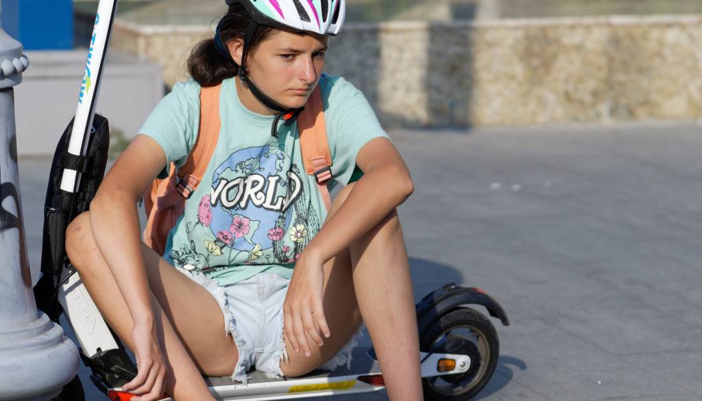 Kolesarji in vozniki e-skirojev pod drobnogledom: To navada vas lahko hitro spravi v težave