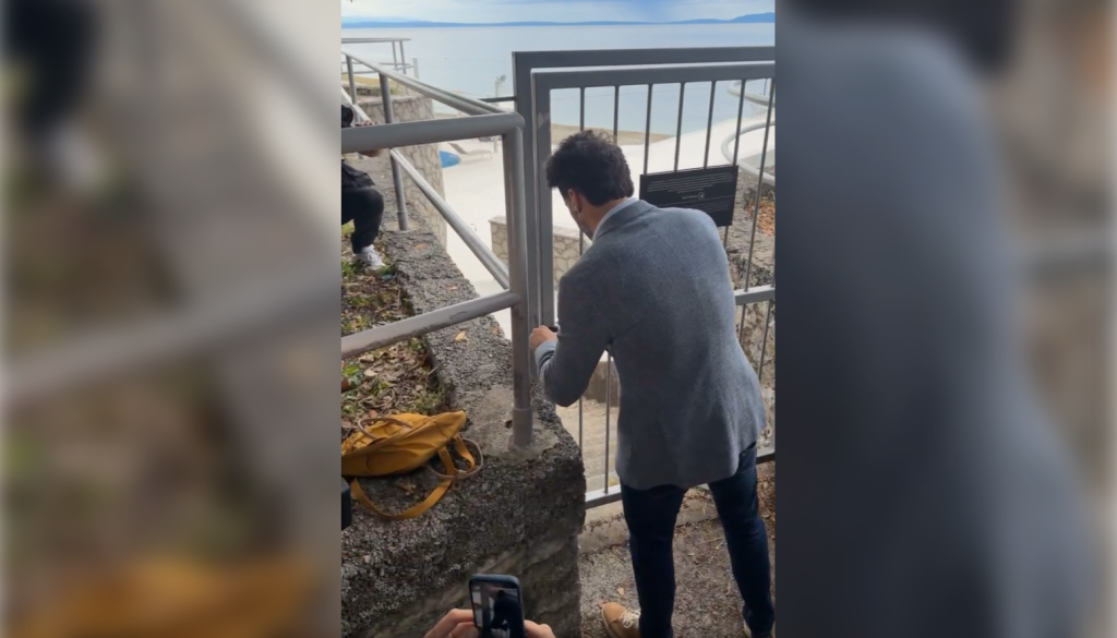 VIDEO: Poslanec v roke vzel brusilko in pred kamerami odstranil ključavnico na poti do plaže