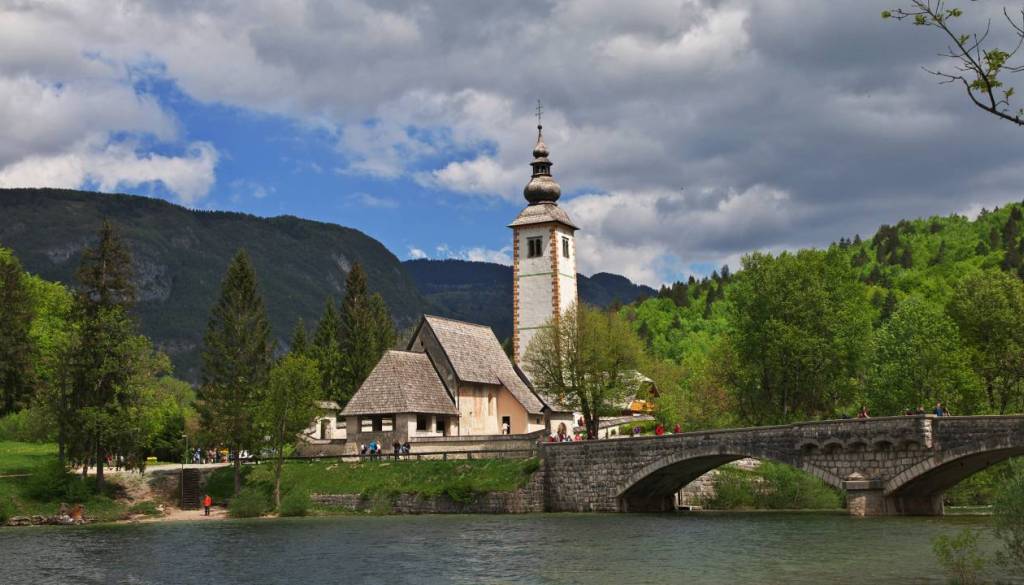 V Bohinju iščejo študente za delo na panoramski ladji