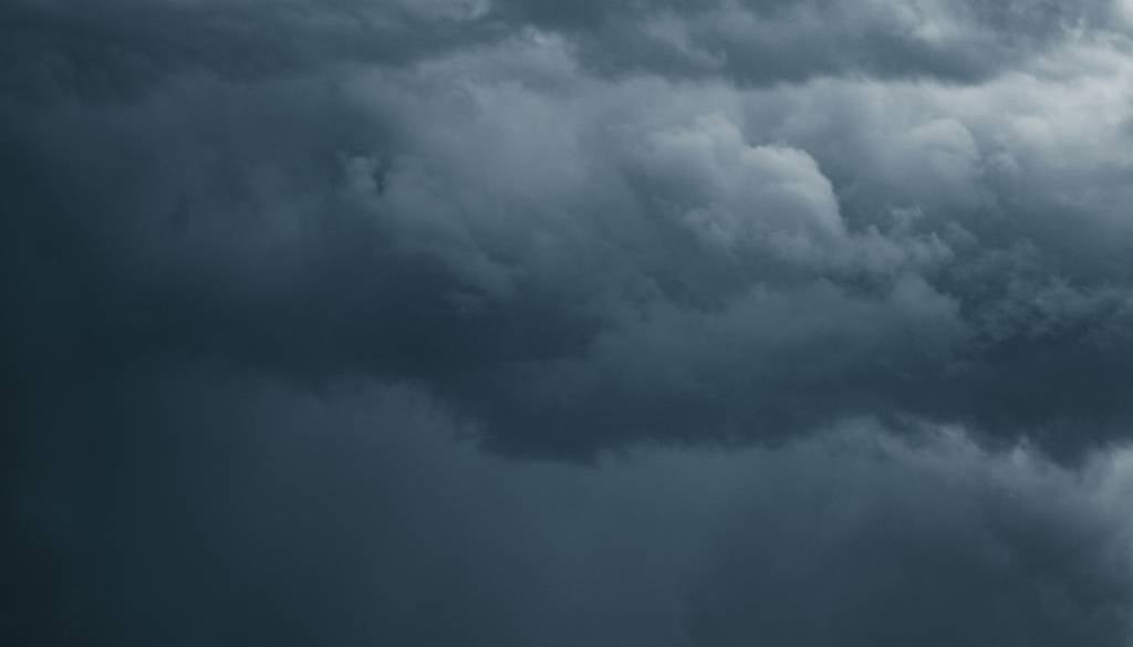 Sončno nedeljo lahko popoldne zmotijo krajevne nevihte