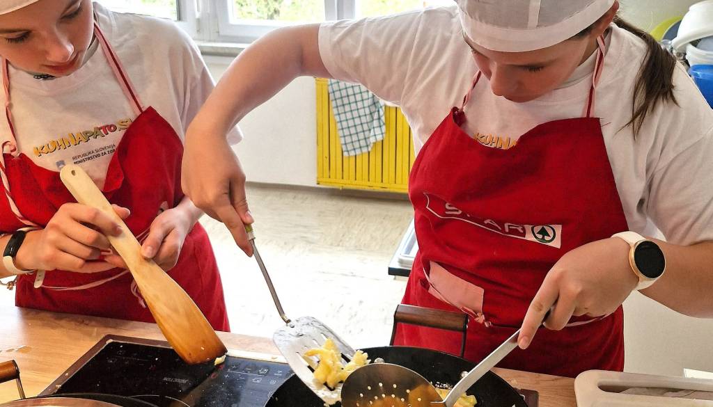 Otroci kuhali tradicionalne jedi in navdušili mimoidoče po vsej Sloveniji