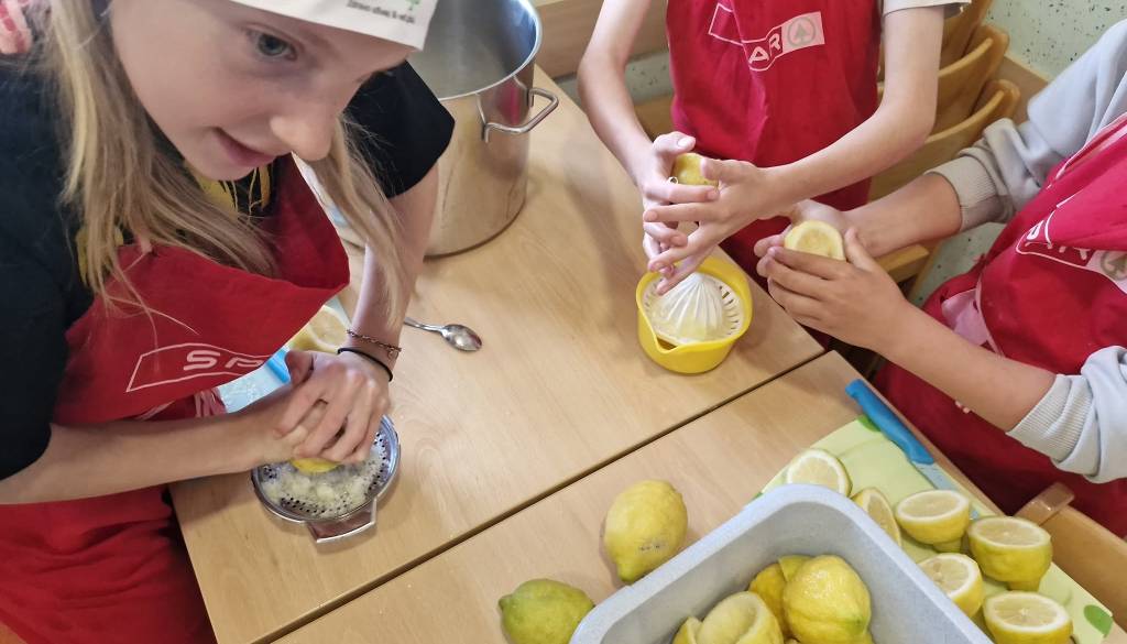 Osnovnošolci skozi kuhanje spoznavali lokalne jedi in sezonske sestavine