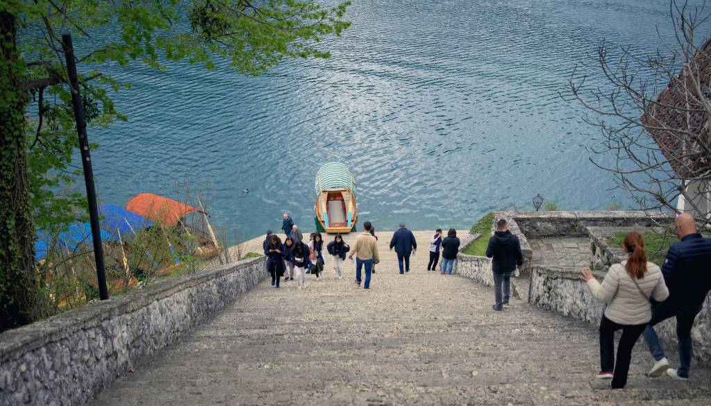 Turistka ostala brez denarnice in gotovine, policisti opozarjajo na žeparje