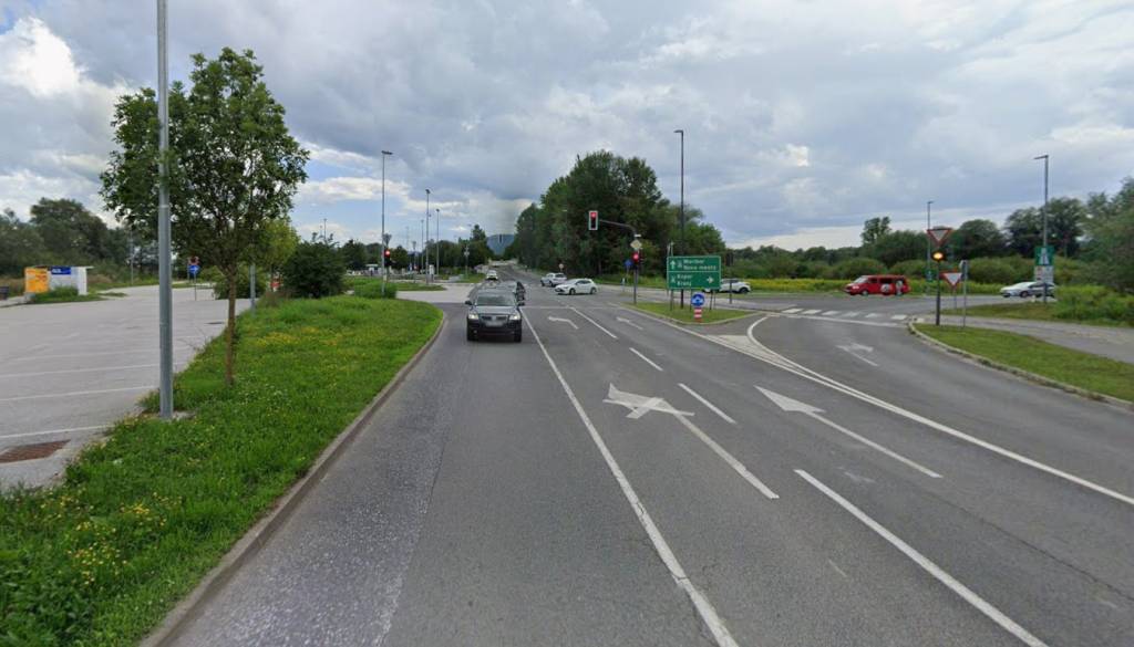 Občan predlaga ureditev križišča v krožišča, občina odgovarja: »Predvidena celovita ureditev odseka«