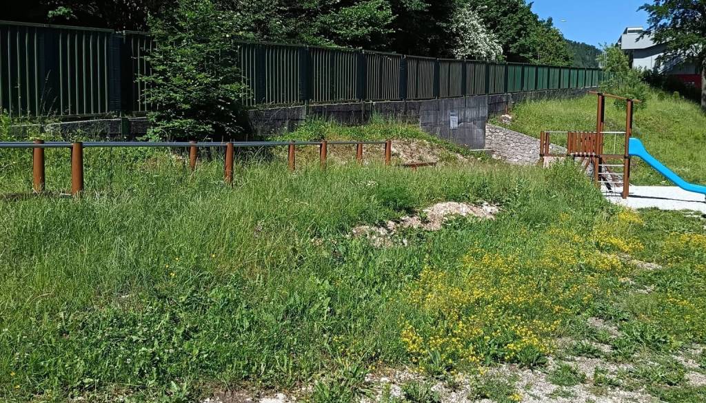 Novo igrišče že zaraščeno? Visoka trava razburila starše na Jesenicah
