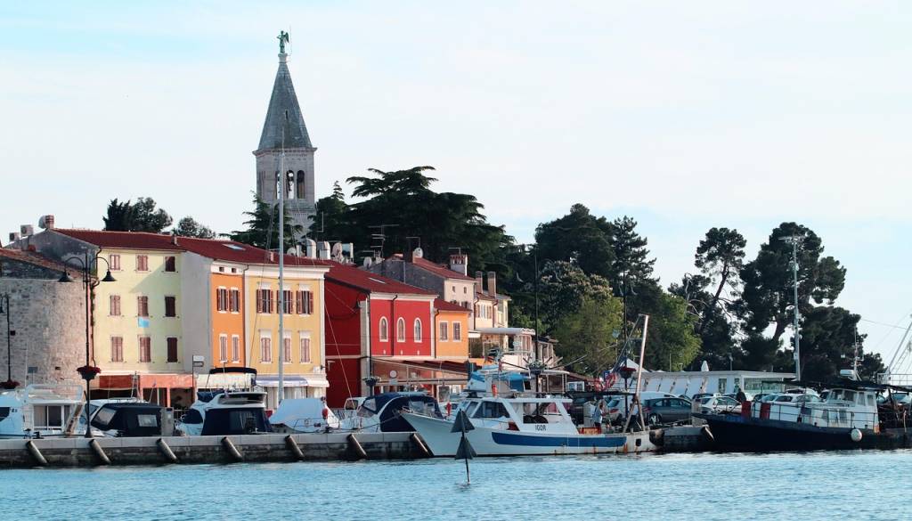 Avtomobil s slovenskimi tablicami z mostu v morje, voznik ni preživel
