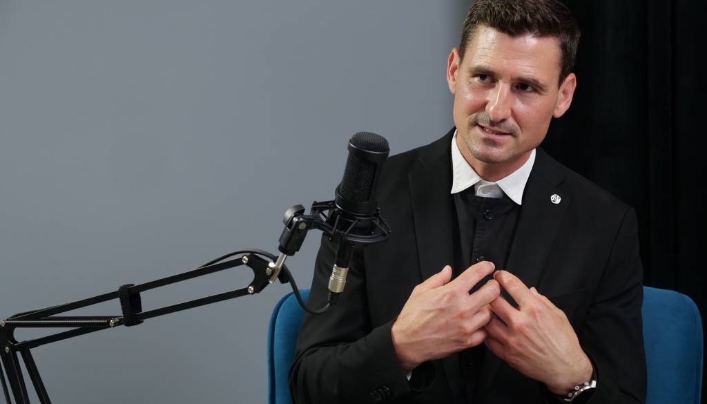 Škof Erniša: »Njegovo delo ni bilo usmerjeno vase, ampak navzven, v skupnost, v narod«