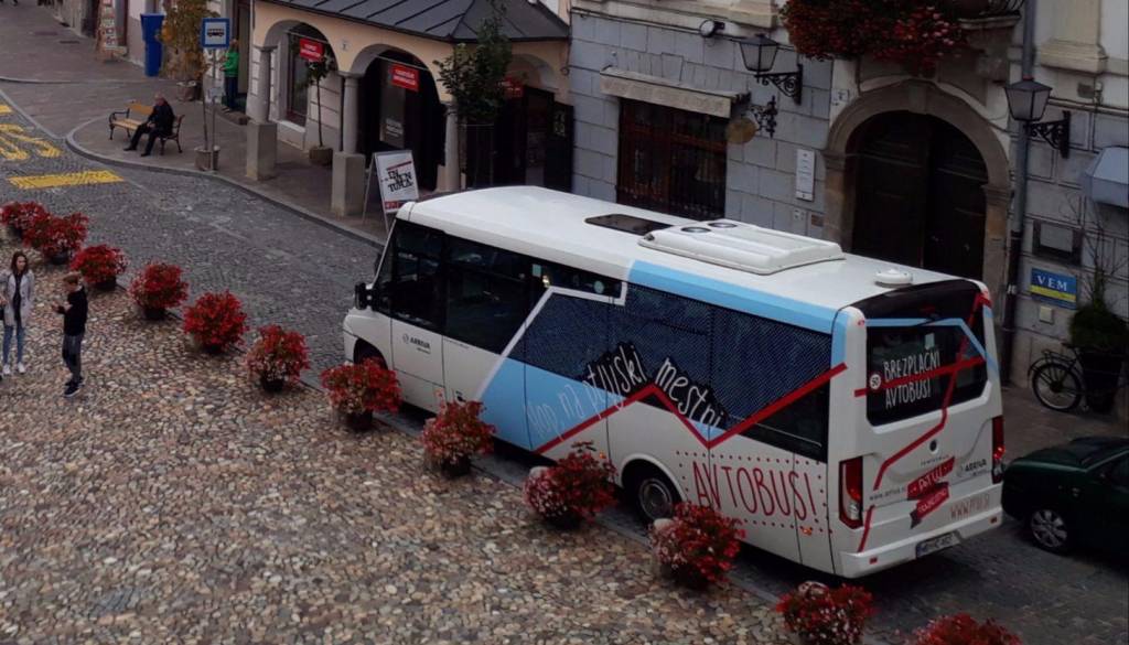 Rozman predlaga angleške in nemške oznake na mestnem avtobusu. Ni potrebe?