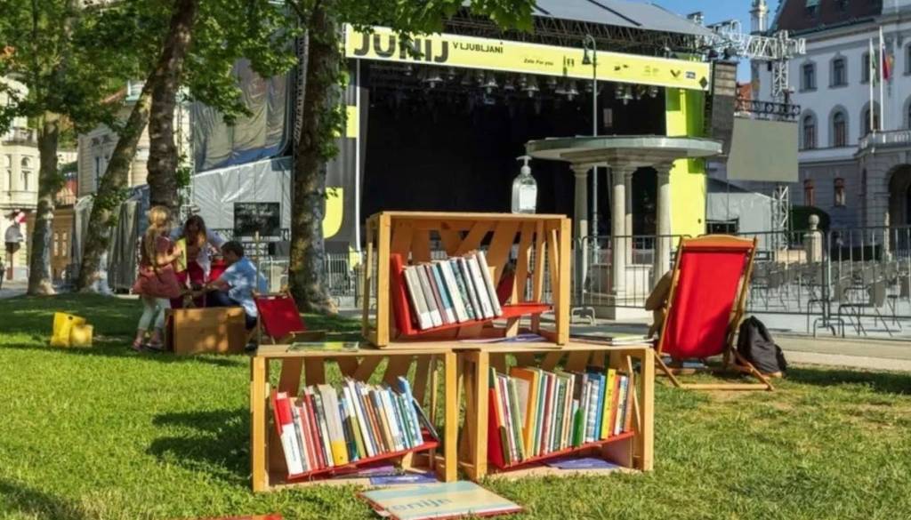 Kam pobegniti pred vročino? Pod krošnje in med knjige! Letos v Ljubljani vabi dvanajst bralnih otokov