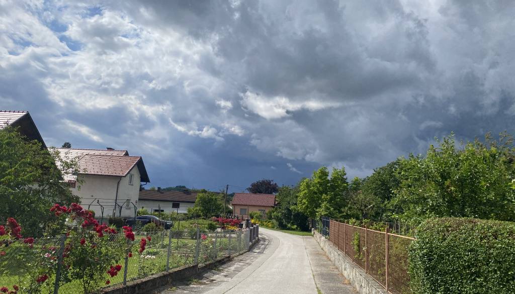 Po vročini sledi preobrat, neurja možna tudi na Ptujskem