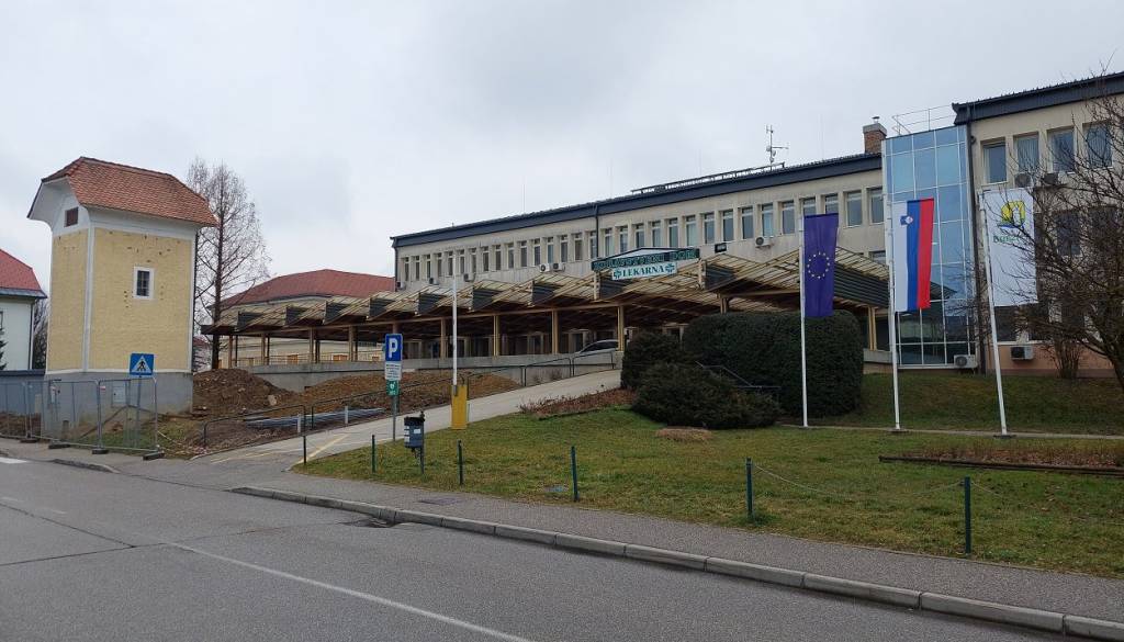 Sredi Brežic zapora ceste do sredine avgusta. To je razlog za zamudo del