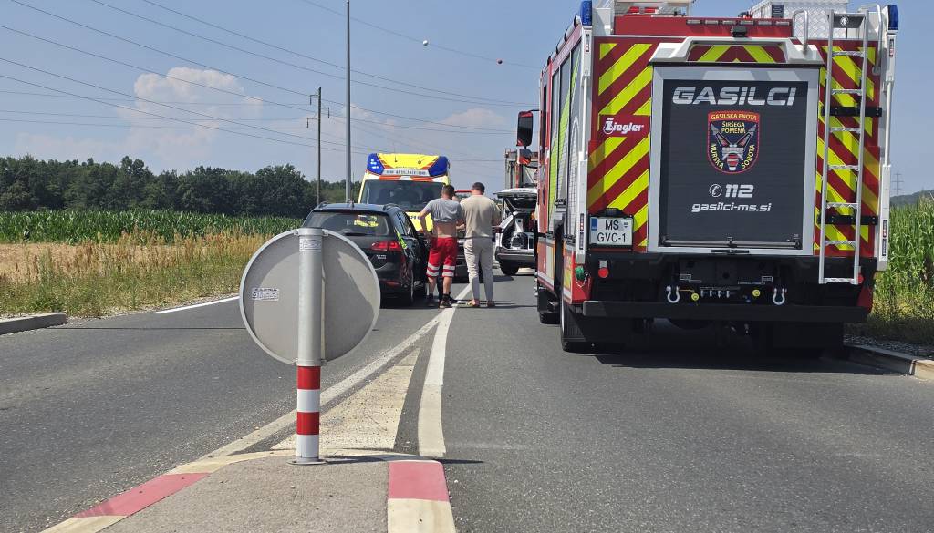 Nesreča na puconski ravnici: Trčil v delovno vozilo in utrpel hude poškodbe