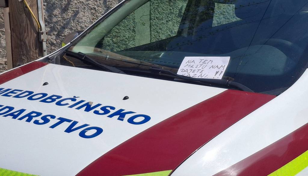 Redar parkiral v prekršku, nato javno priznal napako: »Jutri bom plačal kazen«