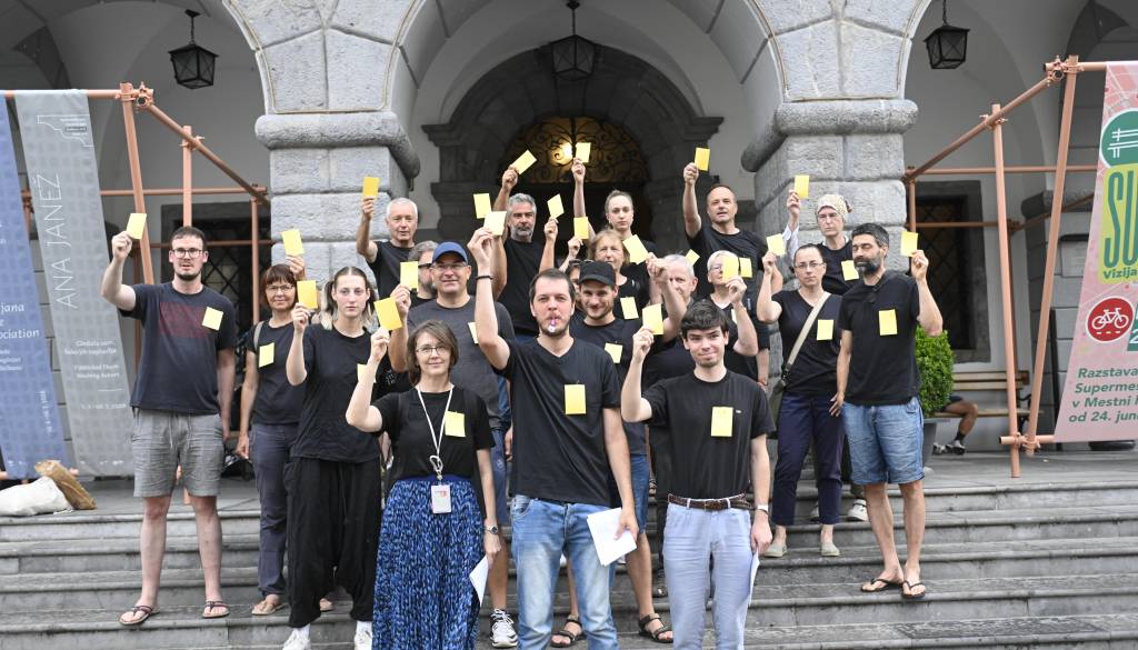 FOTO in VIDEO: Pred mestno hišo Jankoviću pokazali rumeni karton