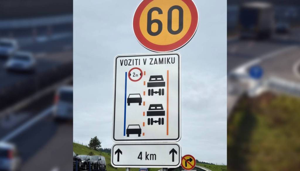 Vozniki ga pogosto spregledajo: Kaj pomeni ta znak na avtocestnem delovišču med Domžalami in Ljubljano?