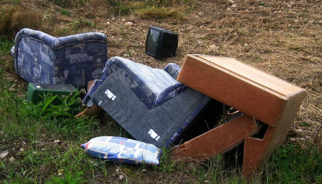 Čistite klet, garažo ali podstrešje? Snaga s poletno akcijo za vse, ki se želijo znebiti kosovnih odpadkov