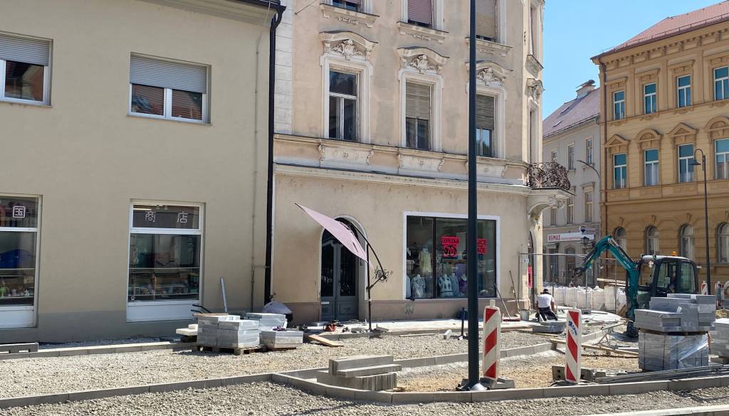 Tudi pri več kot 30 stopinjah, delavci na ptujskih cestnih gradbiščih ostali na terenu