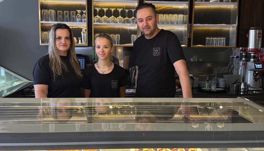 Med zaprtimi lokali in praznimi izložbami: Medo ostaja ena redkih stalnic v središču Kočevja