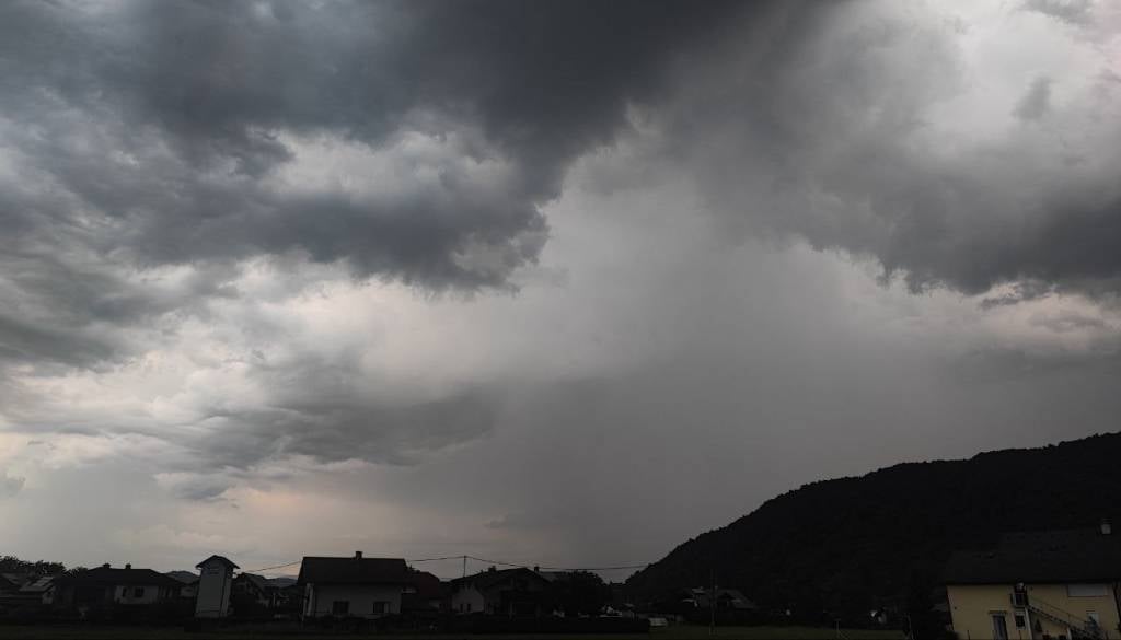 Velika verjetnost toče v Ljubljani z okolico, ponekod po Sloveniji že padala toča