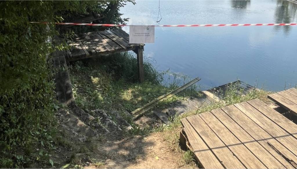 Brez opozorila zaprli priljubljeno kopališče ob Krki, občani zelo kritični do občine: »Kje ste bili do zdaj? 